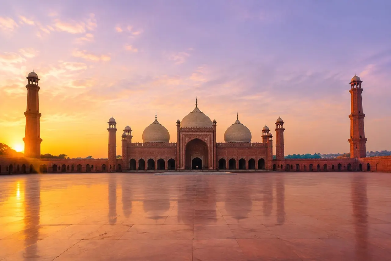 Badshahi Mosque — Rehnumai-e-Akhirat